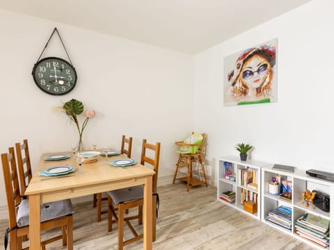 Furniture, Plant, Picture Frame, Table, Building, Wood, Chair, Wall, Bookcase, Paint