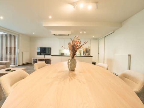 Property, Furniture, Building, Comfort, Wood, Table, Lighting, Floor, Interior Design, Decoration