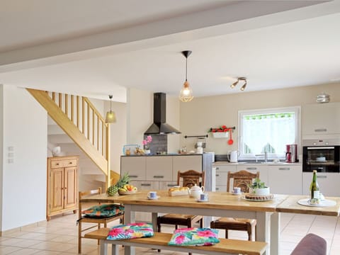 Furniture, Table, Wood, Houseplant, Floor, Shelving, Cabinetry, Living Room, Flooring, Plant