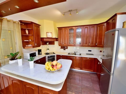 Table, Property, Furniture, Tableware, Chair, Interior Design, Lighting, Shade, Tree, Real Estate