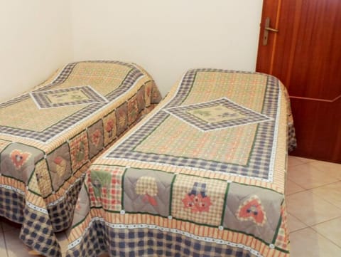 2 bedrooms, iron/ironing board, bed sheets