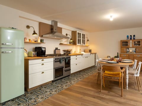 Sky, Water, Building, Property, Daytime, Swimming Pool, Window, Blue, Azure, Architecture