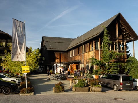 Wheel, Sky, Plant, Car, Vehicle, Cloud, Building, Tree
