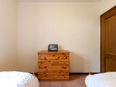 Furniture, Comfort, Drawer, Wood, Cabinetry, Textile, Interior Design, Building, Bed Frame, Chest Of Drawers