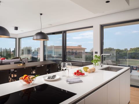 Property, Sky, Food, Tableware, Table, Countertop, Building, Window, Kitchen, Cabinetry