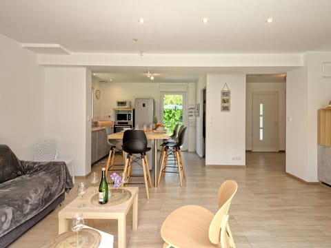 Furniture, Table, Property, Couch, Cabinetry, Wood, Building, Chair, Interior Design, Flooring