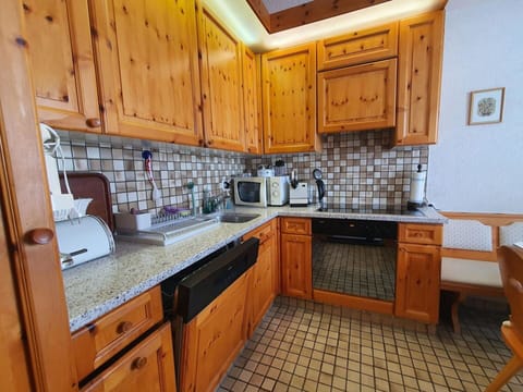 Countertop, Cabinetry, Property, Kitchen, Kitchen Appliance, Wood, Home Appliance, Kitchen Stove, Flooring, Floor