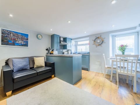 Furniture, Table, Couch, Picture Frame, Interior Design, Flooring, Houseplant, Floor, Living Room