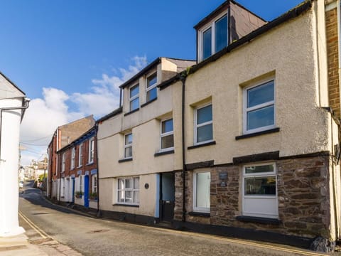 Sky, Cloud, Window, Property, Building, Urban Design, House, Neighbourhood, Residential Area