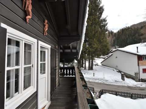Building, Window, Snow, Sky, Wood, Slope, Plant, Tree, House, Cottage