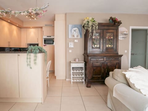 Picture Frame, Furniture, Cabinetry, Building, Wood, Chair, Interior Design, Plant, Architecture, Floor