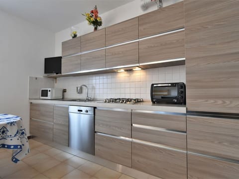 Plant, Sky, Building, Window, Tree, Urban Design, Body Of Water, Condominium, Arecales, Cloud