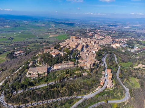 Car, Plant, Building, Cloud, Sky, Wheel, Daytime, Vehicle, Tree