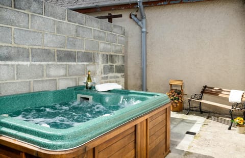 Hot tub and bench outside 2 Rock Cottage
