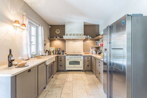 Sublime view of the Luberon from this villa for rent in Ménerbes