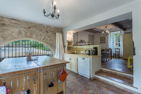 Dream holidays in a spacious stone house with heated swimming pool