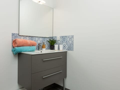 Cabinetry, Rectangle, Drawer, Interior Design, Flooring, Wood, Floor, Comfort, Hardwood, Plant