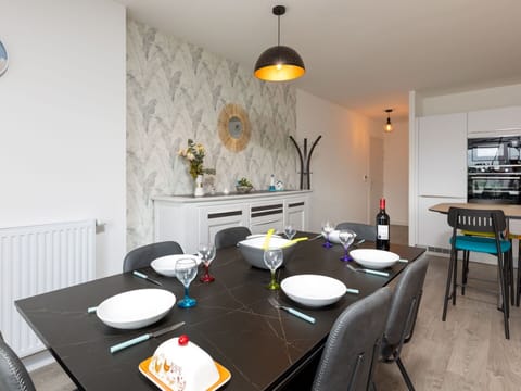 Table, Furniture, Property, Plant, Building, Chair, Interior Design, Lighting, Tableware, Houseplant