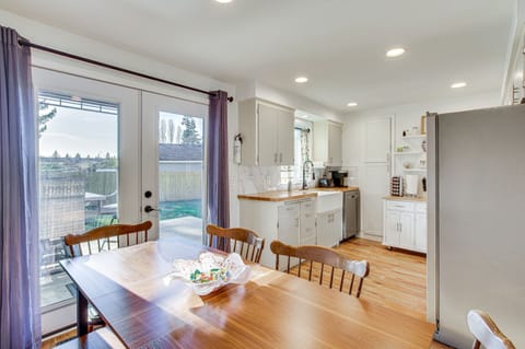 Kitchen | Blender | Trash Bags/Paper Towels