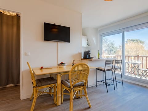 Table, Furniture, Property, Wood, Interior Design, Chair, Flooring, Building, Floor, Window