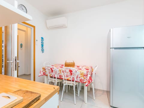 Cloud, Sky, Plant, Arecales, Shade, Tree, Coastal And Oceanic Landforms, Leisure, Terrestrial Plant, Boat