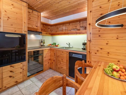 Sky, Building, Window, Urban Design, Residential Area, Facade, Real Estate, Condominium, Tree, Commercial Building