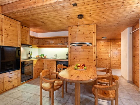 Sky, Building, Window, Urban Design, Residential Area, Facade, Real Estate, Condominium, Tree, Commercial Building