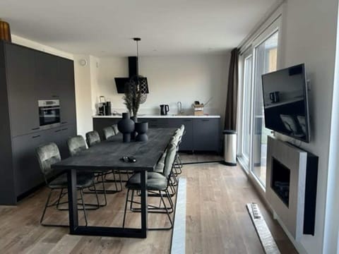 Plant, Furniture, Building, Table, Leaf, Nature, Architecture, Interior Design, Tree, Outdoor Furniture