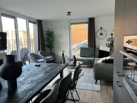 Plant, Furniture, Building, Table, Leaf, Nature, Architecture, Interior Design, Tree, Outdoor Furniture