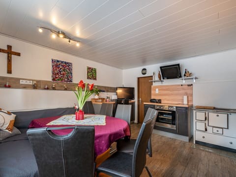 Flower, Furniture, Property, Table, Building, Houseplant, Cabinetry, Chair, Plant, Interior Design