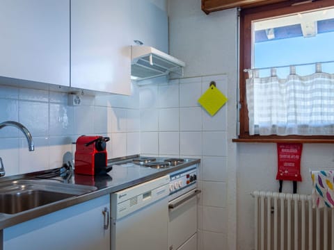 Kitchen Sink, Sink, Property, Tap, Cabinetry, Countertop, Plumbing Fixture, Kitchen Stove, Kitchen, Wood