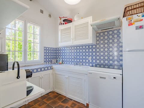 Cloud, Sky, Table, Property, Daytime, Tableware, Furniture, Plant, Food, Azure