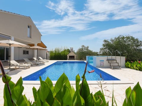 Plant, Cloud, Sky, Water, Building, Property, Swimming Pool, Azure, Shade, Window
