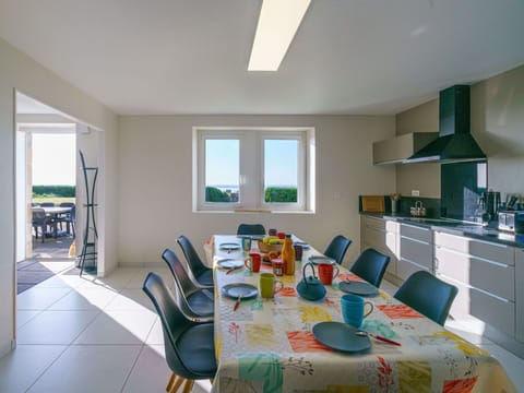 Plant, Sky, Cloud, Building, Water, Car, House, Coastal And Oceanic Landforms, Urban Design, Neighbourhood