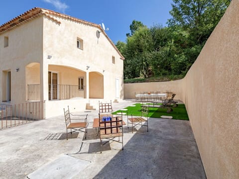 Plant, Sky, Cloud, Building, Water, Car, House, Coastal And Oceanic Landforms, Urban Design, Neighbourhood