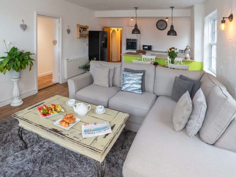 Couch, Plant, Table, Picture Frame, Property, Furniture, Houseplant, Interior Design, Studio Couch, Flowerpot