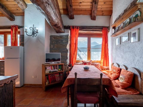 Property, Table, Wood, Interior Design, Architecture, Floor, Beam, Building, Real Estate, Living Room