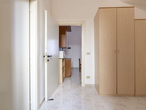 Sky, Property, Window, Building, Tree, Vegetation, Architecture, Urban Design, Plant