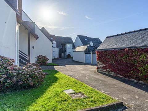 Plant, Sky, Daytime, Property, Building, Road Surface, Cloud, Land Lot, House, Grass