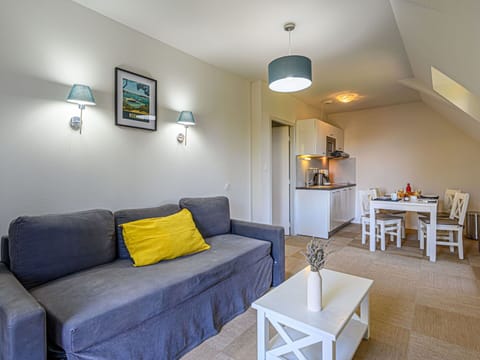 Water, Sky, Cloud, Property, Swimming Pool, Seaside Resort, Azure, Blue, Building, Outdoor Furniture