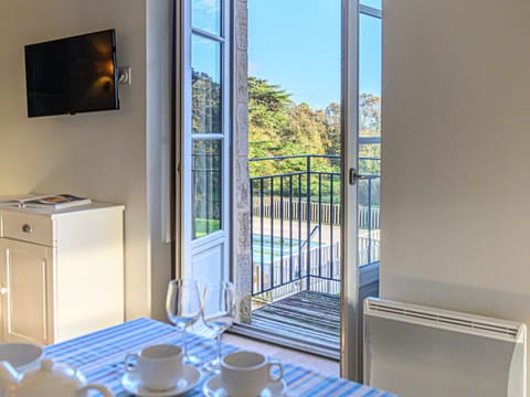 Table, Building, Tableware, Property, Furniture, Sky, Window, Dishware, Azure, Drinkware