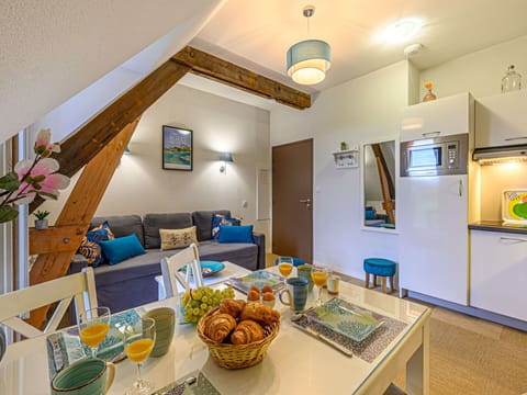 Sky, Plant, Building, Cloud, Property, Window, Blue, Door, House, Land Lot