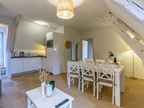 Table, Property, Furniture, Lighting, Interior Design, Decoration, Floor, Flooring, Wall, Building