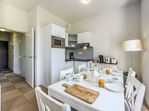 Furniture, Flooring, Floor, Apartment, Chair, Kitchen & Dining Room Table, Countertop, Hardwood, Kitchen, Major Appliance