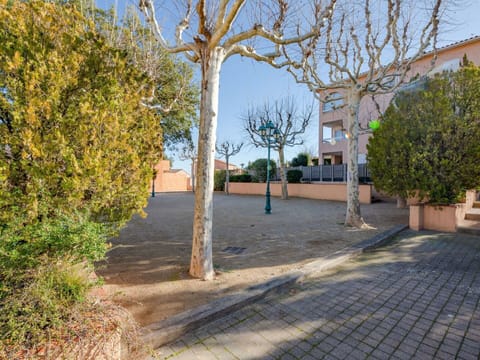 Plant, Sky, Building, Road Surface, Shade, Branch, Tree, Land Lot, Asphalt, Sidewalk