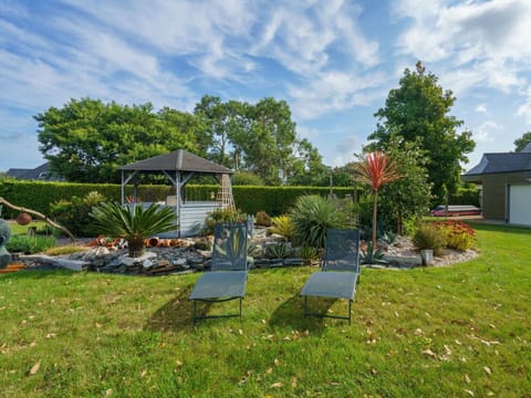 Cloud, Sky, Water, Plant, Property, Building, Azure, Swimming Pool, Tree, Chair