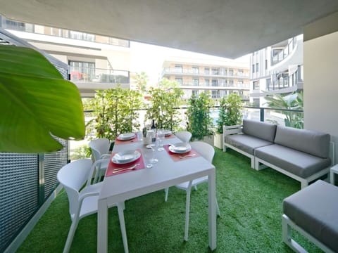 Building, Water, Sky, Daytime, Property, Plant, Blue, Azure, Window, Architecture