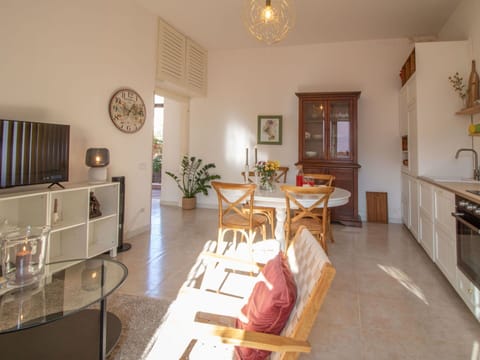 Plant, Building, Sky, Cloud, Window, House, Tree, Door, Land Lot, Shade