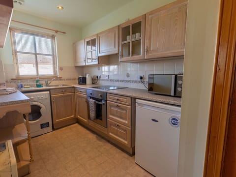 Cabinetry, Countertop, Property, Kitchen Sink, Kitchen Appliance, Home Appliance, Kitchen, Kitchen Stove, Wood, Interior Design