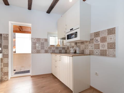 Table, Sky, Furniture, Property, Plant, Chair, Outdoor Table, Outdoor Furniture, Tableware, Building